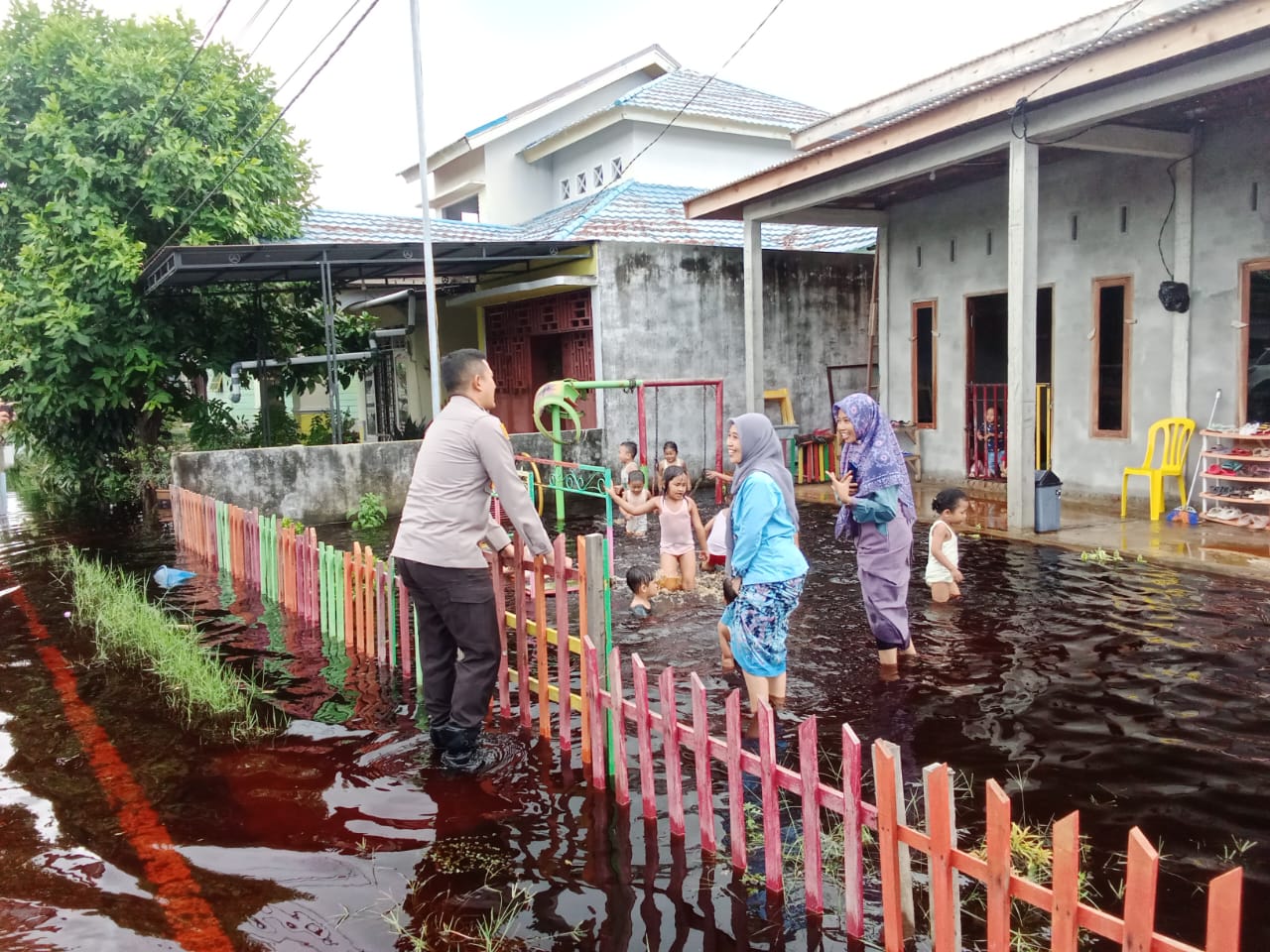 Kapolres Bengkalis Turun Langsung Temui Masyarakat Terdampak Banjir